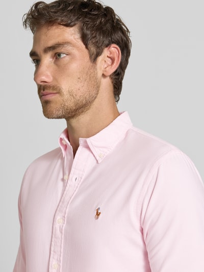 Männermodel trägt lichtroze slim fit vrijetijdsoverhemd uit puur katoen, Slim Fit Freizeithemd aus reiner Baumwolle van Polo Ralph Lauren, nahaufnahme bovenlichaam