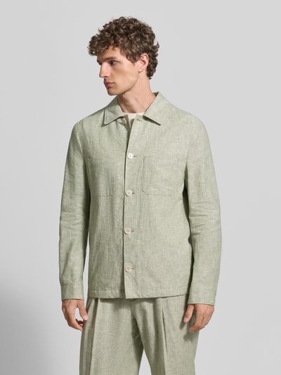 Männermodel trägt Relaxed Fit Overshirt aus Leinen-Mix mit Kentkragen von MCNEAL, Leinen-Baumwoll-Mix, Knopfleiste, Brusttaschen, Sportmanschetten, Rückenlänge 69 cm bei Größe M, Ganzkörperansicht von vorne.