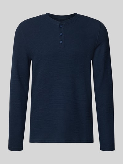 Produktfoto, Regular Fit Longsleeve mit Knopfleiste von MCNEAL, granatowy kolor, okrągły dekolt, wzór strukturalny, elastyczna bawełna, krój regular fit, długość pleców w rozmiarze M 72 cm