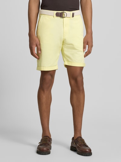 Männermodel trägt Bermudas mit Gürtel und Eingrifftaschen von MCNEAL in Gelb, Baumwoll-Mix, Straight Fit, Ganzkörperansicht von vorne.