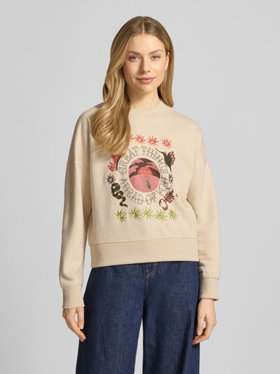 Vrouwenmodel draagt Relaxed Fit Sweatshirt met floralem Stitching van Scotch & Soda, puur katoen, motiefprint, ronde hals, elastische boorden. Ganzkörperansicht von voren.