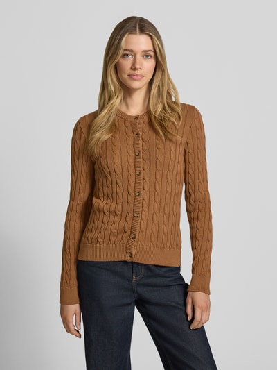Vrouwenmodel draagt gebreid jack met kabelpatroon en ronde hals van Jake*s Casual, puur katoen, slim fit, bruin, voorkant bovenlichaam close-up.