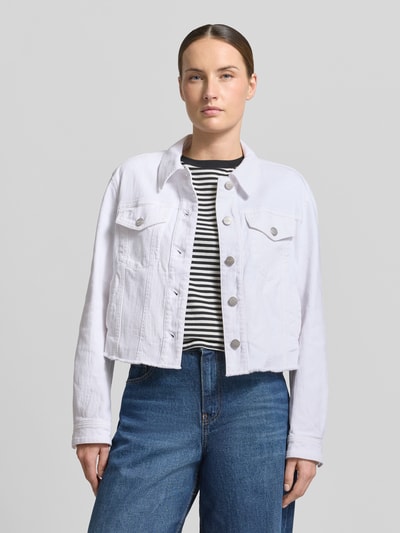 Kobiece model prezentuje Jeansjacke mit Brusttasche und Fransen von Marc Cain, biała bawełna z domieszką elastanu, krój slim fit, kołnierzyk, zapięcie na guziki, kieszonki na piersi, frędzle, długość tyłu w rozmiarze 36: 47 cm, szerokość ramion w rozmiarze 36: 39 cm, szerokość biustu w rozmiarze 36: 37 cm, długość rękawa w rozmiarze 36: 59 cm, przód sylwetki, zdjęcie całej sylwetki od przodu.