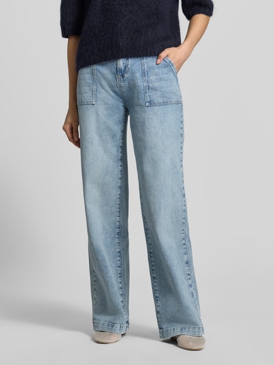 Frauenmodel trägt Relaxed Fit Jeans aus Baumwoll-Mix Modell 'LOLA' von Cars Jeans in hellem Blau mit Eingriff- und Gesäßtaschen, Nahaufnahme Oberkörper bis Fuß, Baumwoll-Elasthan-Mix, Knopf-, Reißverschluss und sichtbare Textur