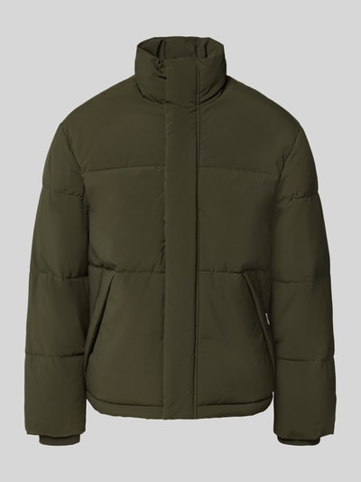 Produktfoto, Steppjacke mit verdecktem Reißverschluss Modell 'SOHO' von JACK & JONES in Olivgrün, Regular Fit, Stehkragen, glatte Oberfläche.