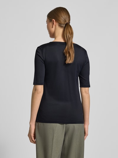 Frauenmodel trägt Slim Fit T-Shirt mit Rundhalsausschnitt von Christian Berg Woman, elastischer Mix, Halbarm, schwarze Farbe, Ganzkörperansicht Rückansicht.