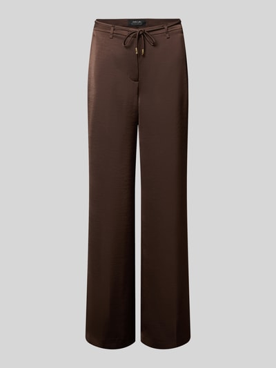 Produktfoto, Schimmernde Wide Fit Hose mit Bindegürtel von Marc Cain in Braun, High Waist, fließende Textur, glatte Oberfläche, Studioaufnahme.