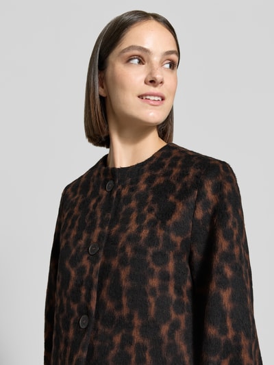 Frauenmodel trägt Regular Fit Blazer mit Viskose-Anteil von zero im Animal-Print, braun und schwarz, Nahaufnahme Oberkörper, Material-Mix mit Baumwoll- und Viskose-Anteil, Rundhalsausschnitt, durchgängige Knopfleiste.