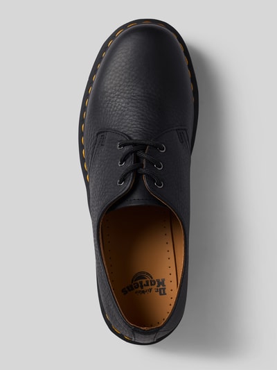 Produktfoto, Herren Schnürschuhe aus Echtleder Modell 'Eye' von Dr. Martens in Schwarz mit Strukturmuster, profilierte Sohle, abgerundete Passform, Absatzhöhe 3 cm, Schafthöhe 7 cm, Schaftweite 11 cm, Detailaufnahme von oben.