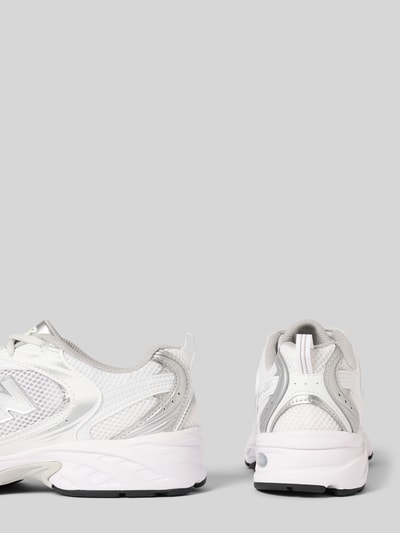 Produktfoto, Sneaker mit Label-Detail Modell 'MR530EMA' von New Balance in Weiß mit abgerundeter Form, Schnürung, strukturierte Sohle, Absatzhöhe 4 cm, Schafthöhe 6 cm, Schaftweite 7 cm.