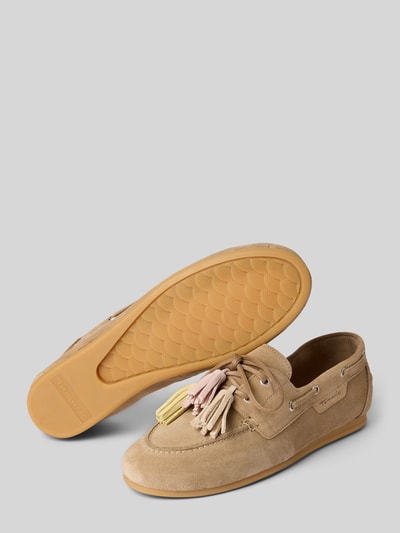 Produktfoto, Loafer aus echtem Rindsleder von Tamaris in Wildleder-Optik mit runder Schuhspitze, flacher Absatzform, Label-Applikation, Schlupf/offen, Anti-Slide-Sohle und Veloursleder-Materialverarbeitung.