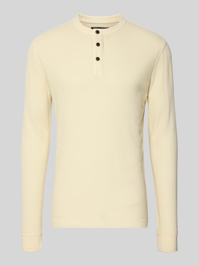 Produktfoto, Longsleeve mit Knopfleiste von Superdry für Herren aus Reine Baumwolle, Regular-Fit, Rundhalsausschnitt, Rückenlänge 72 cm in Größe M, helles Beige, glatte Textur, drei dunkle Knöpfe auf der Knopfleiste.