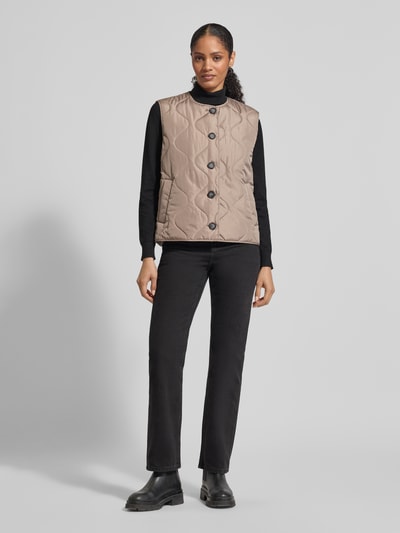 Frauenmodel trägt Regular Fit Steppweste mit einreihiger Knopfleiste Modell 'MILLIE' von Vero Moda, unifarben, Ganzkörperansicht von vorne