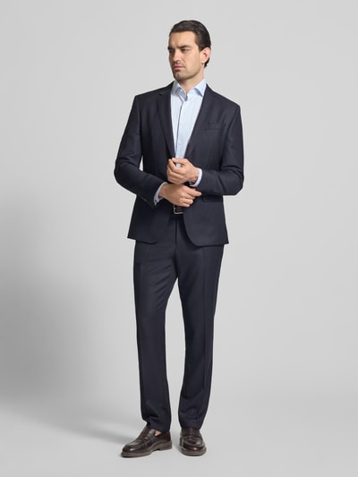 Männermodel trägt Regular Fit Business-Hemd mit Kentkragen von OLYMP, Streifenmuster, Reine Baumwolle, Ganzkörperansicht von vorne. Rückenlänge bei Größe 40: 81 cm, Schulterbreite bei Größe 40: 49 cm, Ärmellänge bei Größe 40: 66 cm.