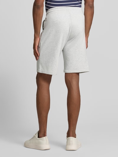 Tommy Hilfiger Relaxed Fit Sweatshorts aus Baumwoll-Mix Hellgrau 5