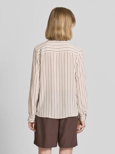 Frauenmodel trägt Slim Fit Schluppenbluse aus Viskose von Comma mit Sportmanschetten und Teilungsnaht, Rückansicht, Rückenlänge 64 cm.