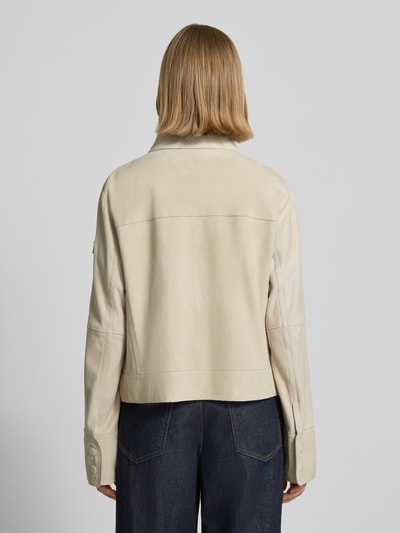 Frauenmodel trägt Lederjacke mit Pattentaschen Modell 'Era' von Peuterey in Beige, beschichtetes Leder, Rückansicht, Ganzkörperansicht.