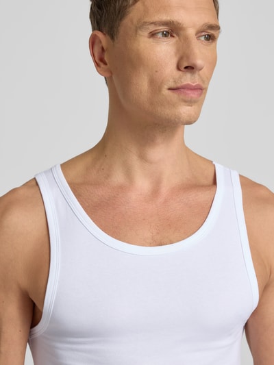 Männermodel trägt Unterhemd mit Rundhalsausschnitt von MCNEAL, weiß, Baumwoll-Elasthan-Mix, Slim Fit, Nahaufnahme Oberkörper.