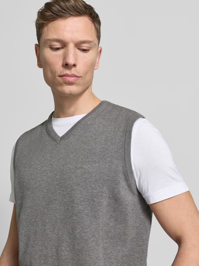 Männermodel trägt Pullunder mit Label-Stitching von Fynch-Hatton in Grau, Reine Baumwolle, Regular-Fit, V-Ausschnitt, Nahaufnahme Oberkörper.