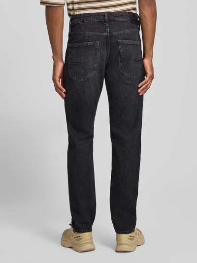 Mężczyzna nosi Straight Fit Jeans aus Baumwoll-Mix von s.Oliver RED LABEL, ciemnoszare, tekstura denimu, widok całej sylwetki z tyłu