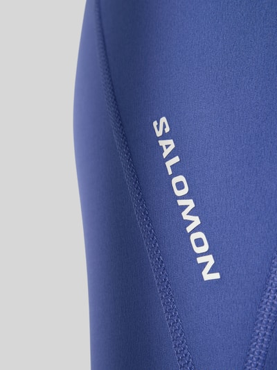 Produktfoto, Slim Fit Leggins mit Logo-Print Modell 'Bliss' von Salomon in Blau, Elastischer-Material-Mix, Detailstruktur vom breiten Bund