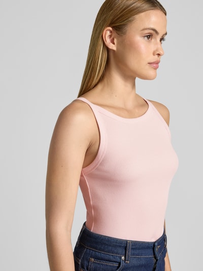 Frauenmodel trägt Trägertop in Ripp-Optik Modell 'Izli' von OPUS, hellrosa, Baumwoll-Elasthan-Mix, Slim Fit, Nahaufnahme Oberkörper.