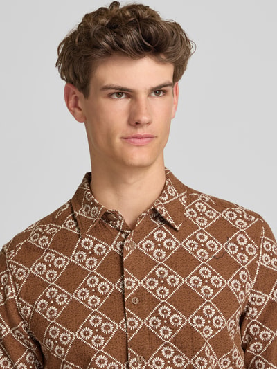 Männermodel trägt Regular Fit Freizeithemd aus reiner Baumwolle Modell 'JOHNSON' von Only & Sons, Optik:Allover-Muster, Nahaufnahme Oberkörper.
