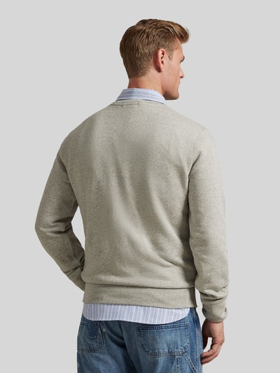 Mężczyzna nosi Regular Fit Sweatshirt aus Baumwoll-Mix mit Polo Bear od Polo Ralph Lauren, melanżowy materiał sweat, długi rękaw, ściągacze, widok całej sylwetki od tyłu.