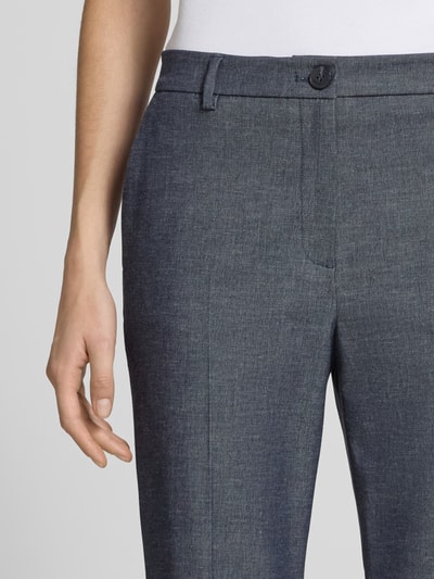 Frauenmodel trägt Hose in eleganter Denim-Optik von Jake*s Collection, strukturierter Material-Mix, Flared Cut, Nahaufnahme Oberkörper.