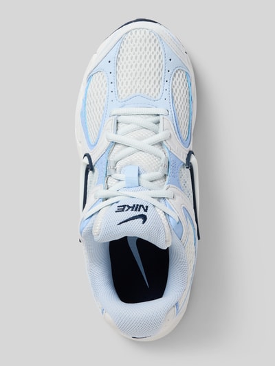 Produktfoto, Sneaker mit Logo-Detail von Nike in Weiß und Hellblau mit abgerundeter Passform, Schnürverschluss, profilierte Sohle, Absatzhöhe 6 cm, Schafthöhe 6 cm, Schaftweite 7 cm bei Größe 39, leichte Mesh-Textur und sichtbares Logo
