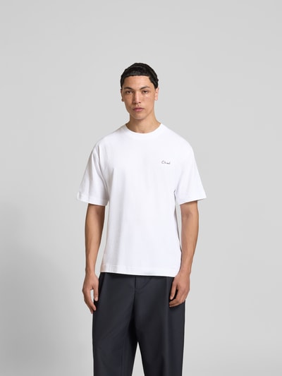 Männermodel trägt Regular Fit T-Shirt aus reiner Baumwolle von Closed, weiß, Rundhalsausschnitt, Label-Print, Kurzarm, Ganzkörperansicht von vorne.