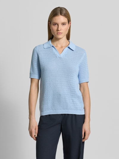 Vrouwenmodel draagt gebreide pullover met polokraag en 1/2-mouwen model 'DENEFA' van Soyaconcept, puur katoen, relaxed fit, V-hals, ruglengte maat S 66 cm, mouwlengte maat S 28 cm, lichtblauw met structuur, voorkant volledige lichaamsweergave.