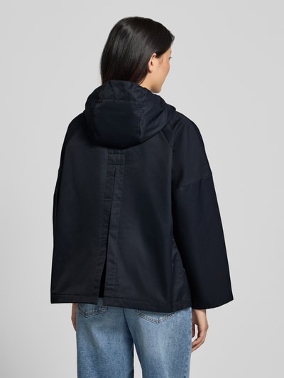 Modelka kobieta nosi Regular Fit Parka aus Baumwoll-Mix Modell 'KINGSWOOD' od Barbour, ciemny kolor, gładka tekstura, widok całej sylwetki z tyłu, damski parka