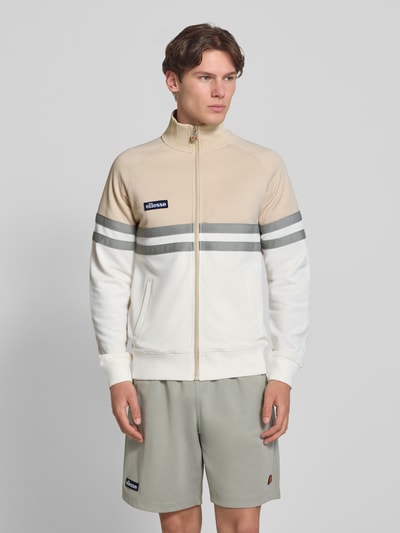 Männermodel trägt Trainingsjacke mit Label-Patch und Stehkragen Modell 'RIMINI' von ellesse im Regular-Fit Baumwoll-Mix, Ganzkörperansicht von vorne.