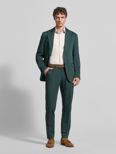Männermodel trägt Slim Fit Business-Hemd aus Baumwolle mit Kentkragen von Jake*s zu grünem Anzug, dezente Farben, Ganzkörperansicht von vorne, reine Baumwolle, Knopfleiste, Schulterbreite 47 cm, Rückenlänge 78 cm, Ärmellänge 24 cm.