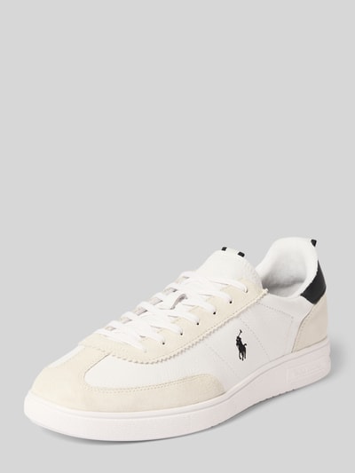 Produktfoto, Sneaker mit Label-Stitching von Polo Ralph Lauren aus Echtleder, abgerundete Spitze, Schnürverschluss, strukturierte Sohle, Absatzhöhe 3 cm, Schafthöhe 8 cm, Schaftweite 7 cm, weiße und beige Farbtöne, glatte und strukturierte Texturen.