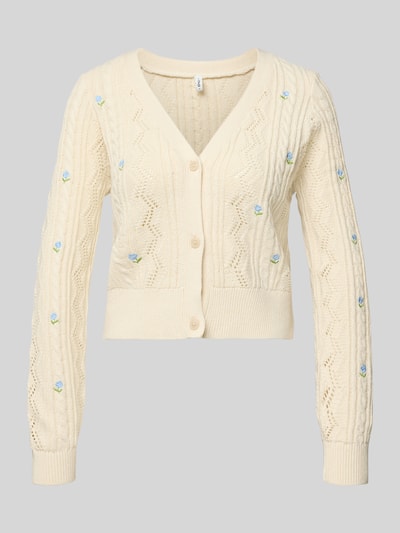Produktfoto, kremowa Regular Fit Strickjacke aus Baumwoll-Mix Modell 'BIRTIE' von Only, jednolity kolor, wzór z strukturą i warkoczami, zdobiona haftami, długi rękaw, prążkowane wykończenia, głęboki dekolt V, materiał dzianinowy