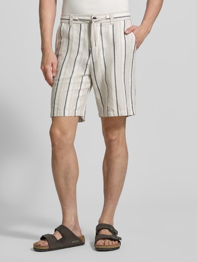 Männermodel trägt Straight Leg Chinoshorts Leinen-Baumwoll-Mix Modell 'CHINO_ST_SHORTS_2' von BOSS Orange, Optik: Allover-Muster, Gestreift, Farbton Creme mit dunkelblauen und grauen Streifen, Passform: Straight, Details: Gürtelschlaufen, Tunnelzug, Bundabschluss elastisch, seitliche Eingrifftaschen, Gesäßtaschen, Textur: leicht strukturiert, Ganzkörperansicht von vorne.