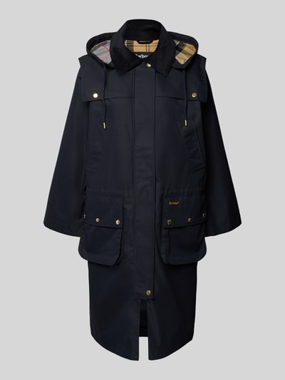 Produktfoto, Regular Fit Mantel aus Baumwoll-Mix von Barbour in Dunkelblau mit Kapuze, großen Taschen, goldenen Knöpfen, unifarbene Optik