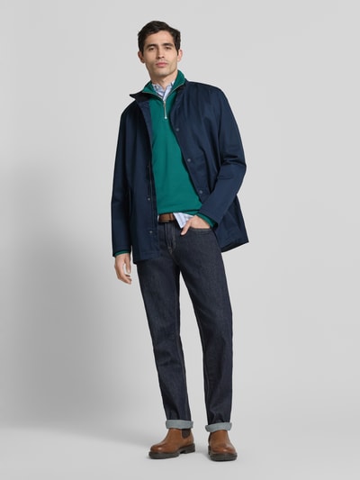 Mannelijk model draagt Regular Fit Parka met katoenmix van Barbour in effen donkerblauw, opstaande kraag, loopsplit, lange mouw, waterafstotend, ademend, met labelopschrift, rits- en klepzakken, materiaalmix. Ganzkörperansicht von vorne.