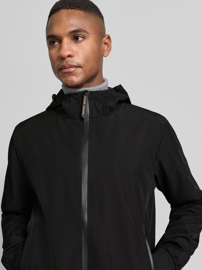 Männermodel trägt Jacke mit Reißverschlusstaschen Modell 'MATTEO' von CARS JEANS, Schwarz, Material-Mix mit Stretch-Anteil, Regular-Fit, Nahaufnahme Oberkörper.