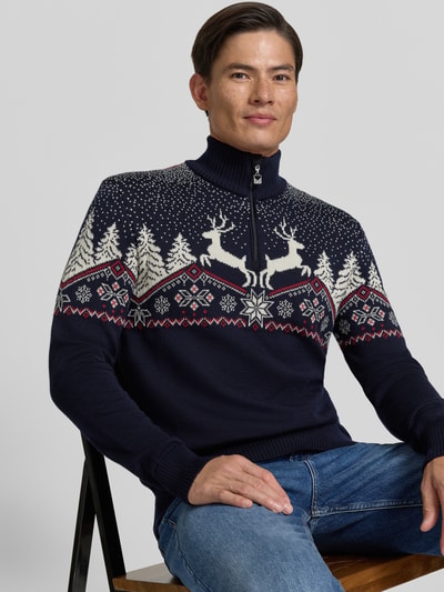 Männermodel trägt Regular Fit Strickpullover aus reiner Wolle Modell 'Dale' von Dale of Norway, dunkles Blau mit Norwegermuster, Nahaufnahme Oberkörper, Herren Strickpullover, Troyer-Kragen, Rückenlänge 72 cm, Ärmellänge 68 cm.