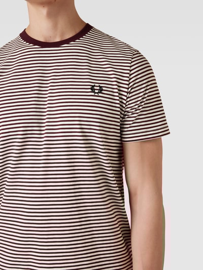 Fred Perry T-Shirt mit Streifenmuster Modell 'Fine Stripe' Bordeaux Rot 3