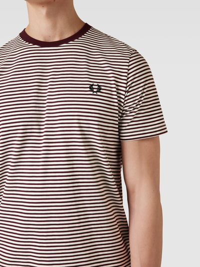 Fred Perry T-shirt ze wzorem w paski model ‘Fine Stripe’ Bordowy 3