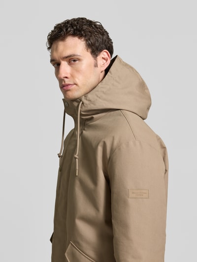 Männermodel trägt Regular Fit Jacke aus Baumwoll-Mix mit Teddyfutter von Marc O'Polo, beige, glatte Textur, Nahaufnahme Oberkörper. Herren Daunenjacke von Marc O'Polo.