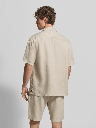 Männermodel trägt Regular Fit Leinenhemd mit Reverskragen von MCNEAL in Beige, reine Leinen-Textur, Ganzkörperansicht Rückansicht, Rückenlänge 71 cm, Schulterbreite 50 cm, Ärmellänge 30 cm, Kurzärmeliges Design.