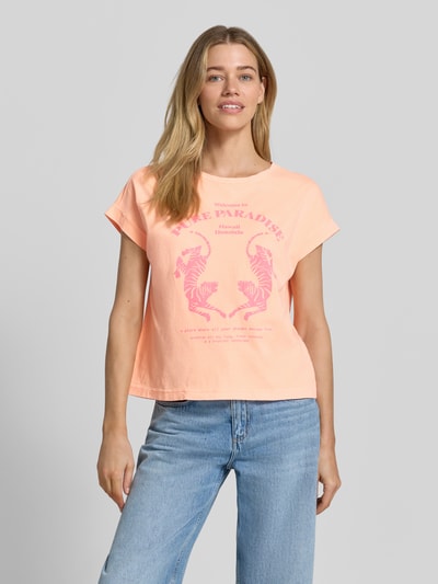 Frauenmodel trägt Regular Fit T-Shirt mit Motiv-Print von Milano Italy, helles Peach, Reine Baumwolle, Rundhalsausschnitt, Rückenlänge 56 cm, Ganzkörperansicht von vorne.