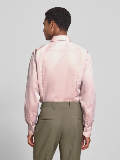 Männermodel trägt rosafarbenes Slim-Fit Businesshemd aus reiner Baumwolle Modell 'H-HANK-SP-B1' von BOSS, Ganzkörperansicht Rückansicht, Herren Businesshemd von BOSS.