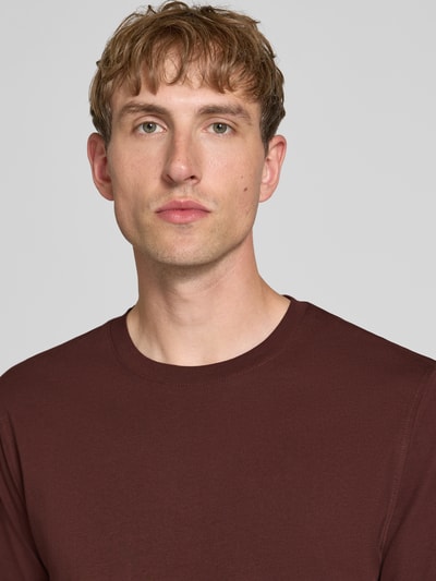 Männermodel trägt t-shirt met ronde hals Model 'ORGANIC' van JACK & JONES in effen bruin, puur katoen, recht model, ruglengte maat M 68 cm, Nahaufnahme Oberkörper