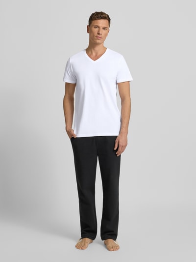 Männermodel trägt T-Shirt mit V-Ausschnitt im 2er-Pack von Christian Berg Men aus Reine Baumwolle, Slim Fit, Ganzkörperansicht von vorne.